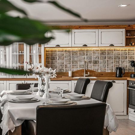 Luxurious And Royal Apartment In The Old Town 브라티슬라바 외부 사진