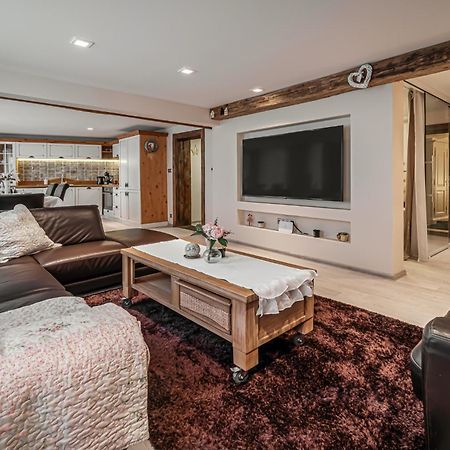 Luxurious And Royal Apartment In The Old Town 브라티슬라바 외부 사진