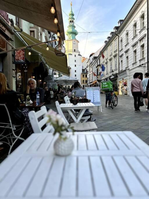 Luxurious And Royal Apartment In The Old Town 브라티슬라바 외부 사진