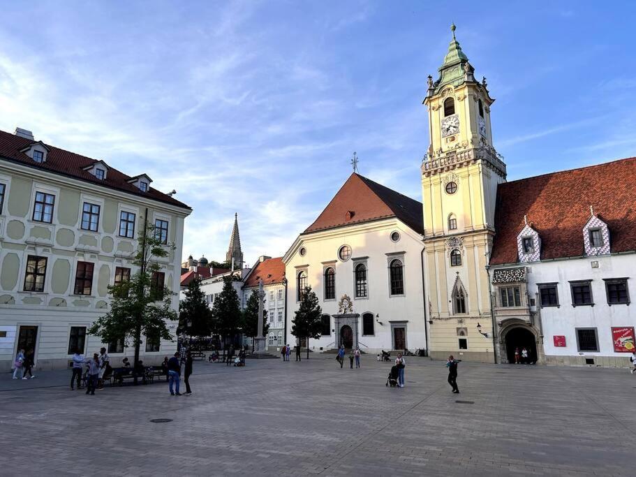 Luxurious And Royal Apartment In The Old Town 브라티슬라바 외부 사진