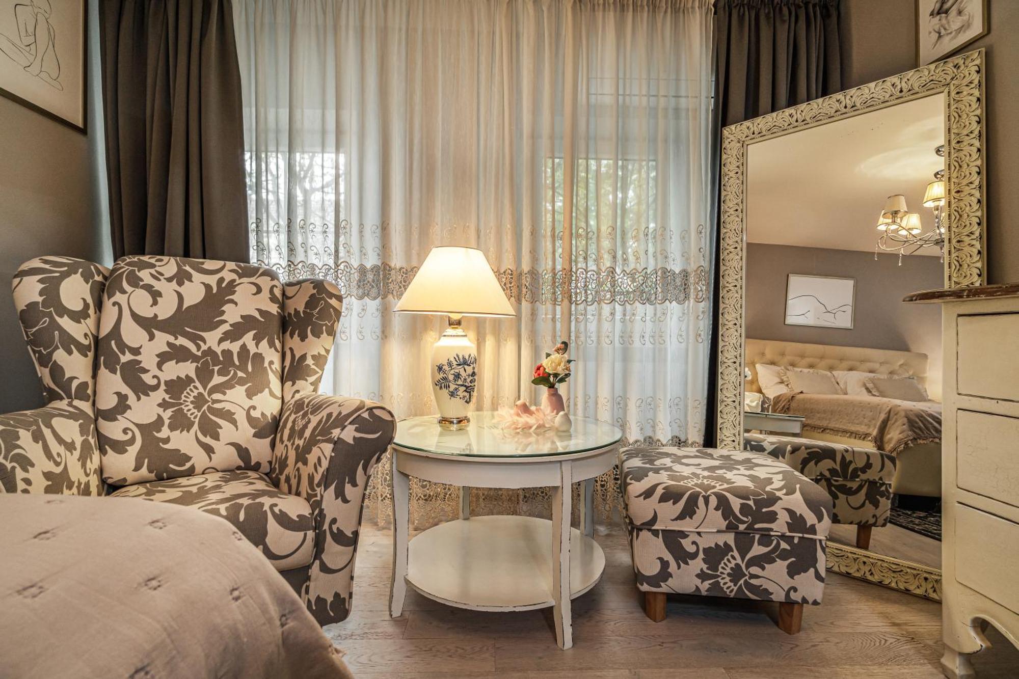 Luxurious And Royal Apartment In The Old Town 브라티슬라바 외부 사진