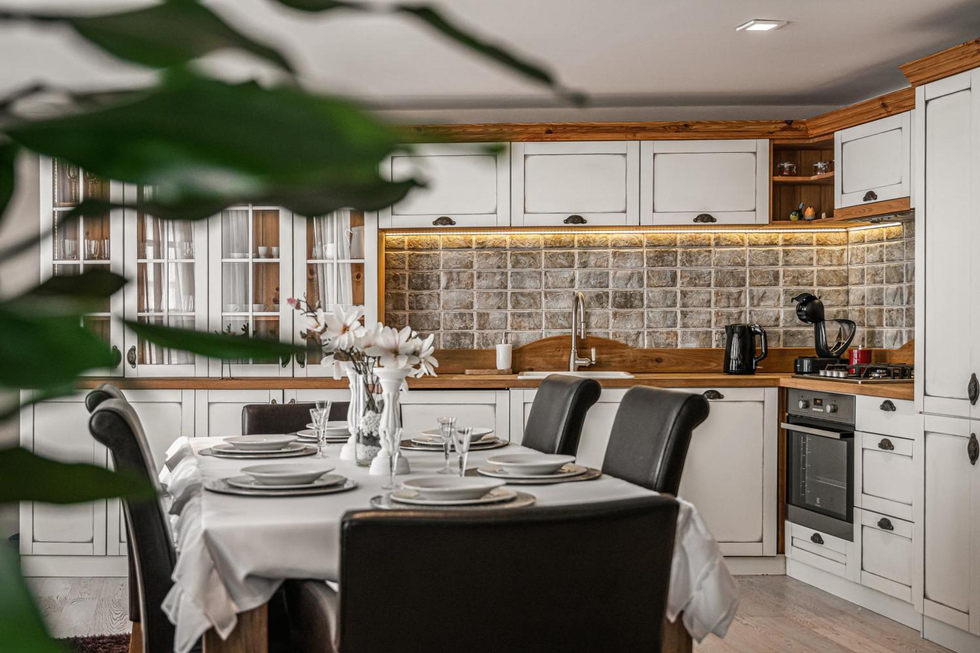Luxurious And Royal Apartment In The Old Town 브라티슬라바 외부 사진