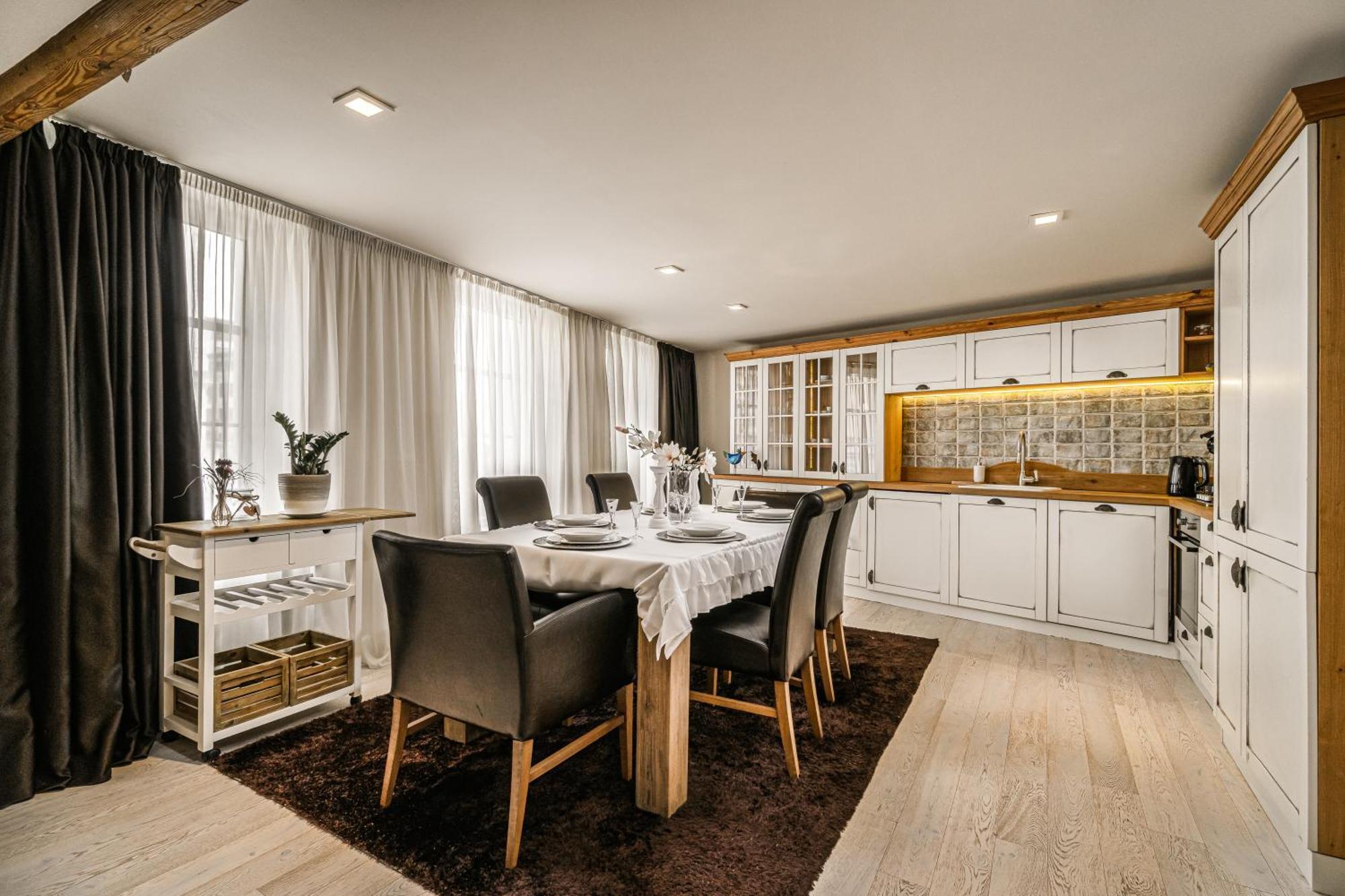 Luxurious And Royal Apartment In The Old Town 브라티슬라바 외부 사진