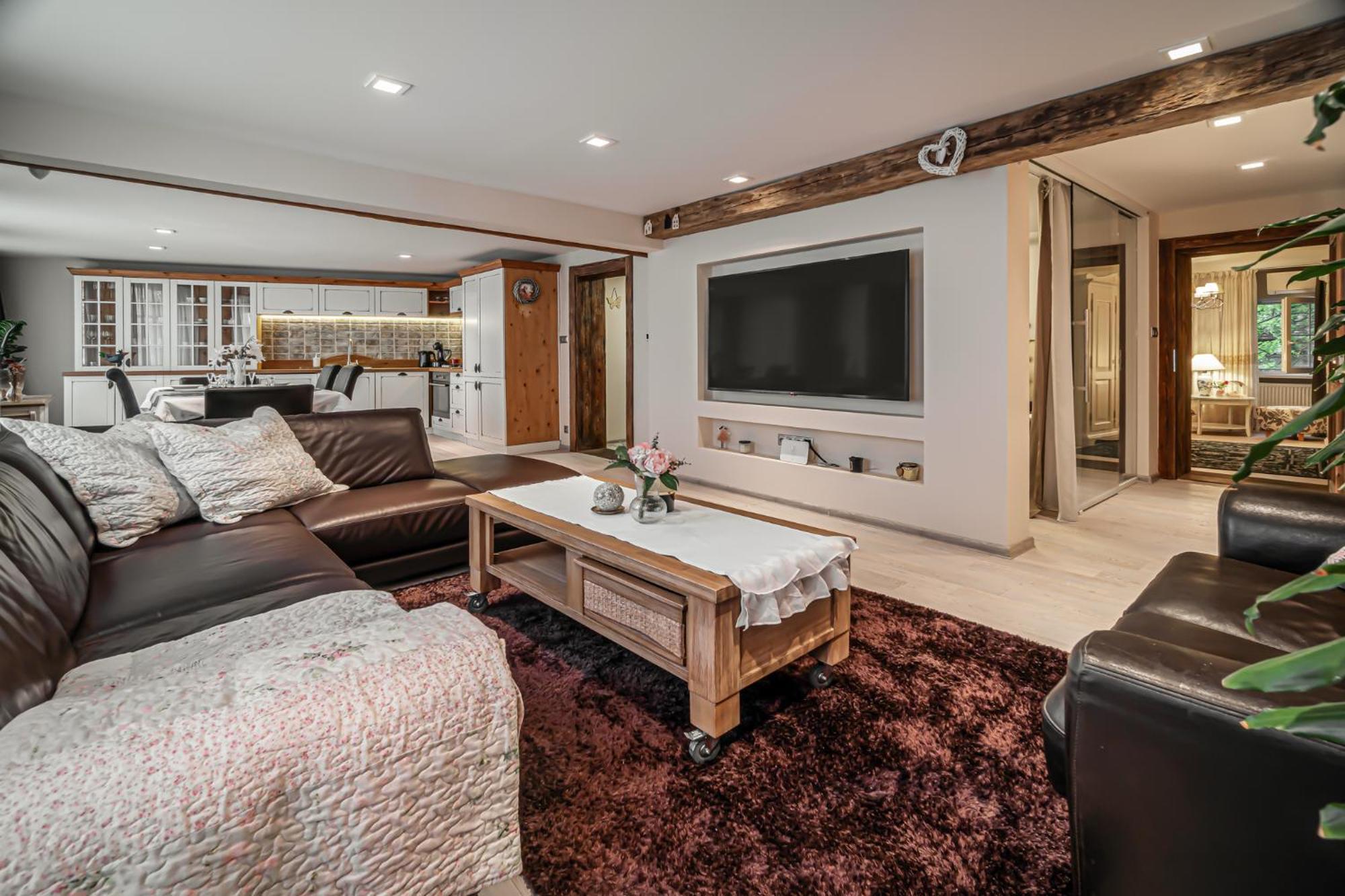 Luxurious And Royal Apartment In The Old Town 브라티슬라바 외부 사진