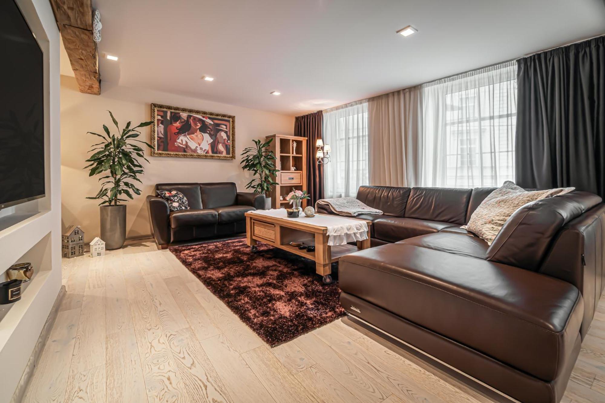 Luxurious And Royal Apartment In The Old Town 브라티슬라바 외부 사진