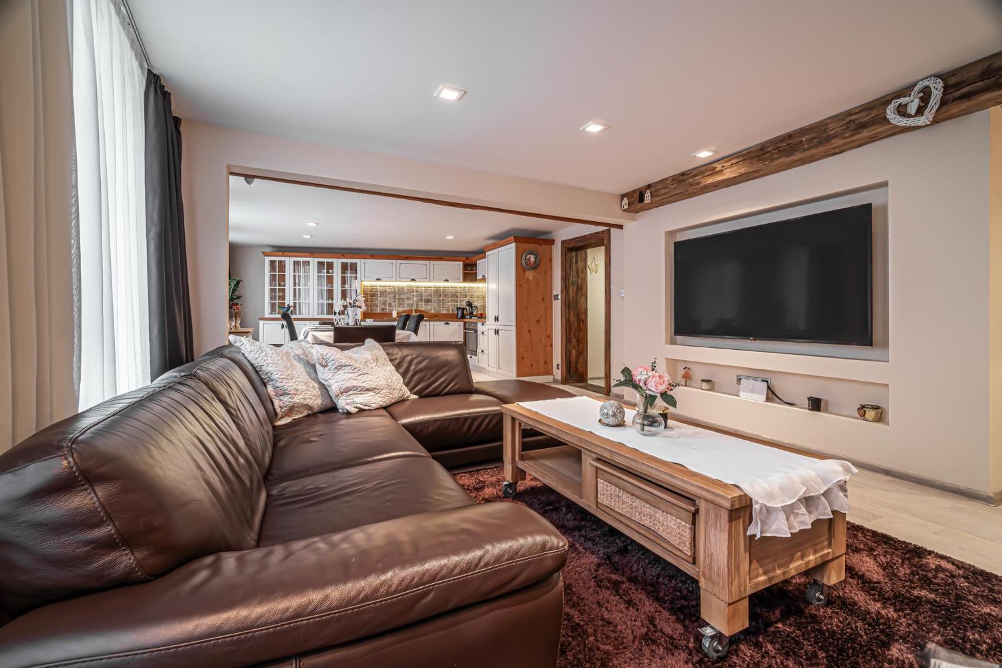 Luxurious And Royal Apartment In The Old Town 브라티슬라바 외부 사진