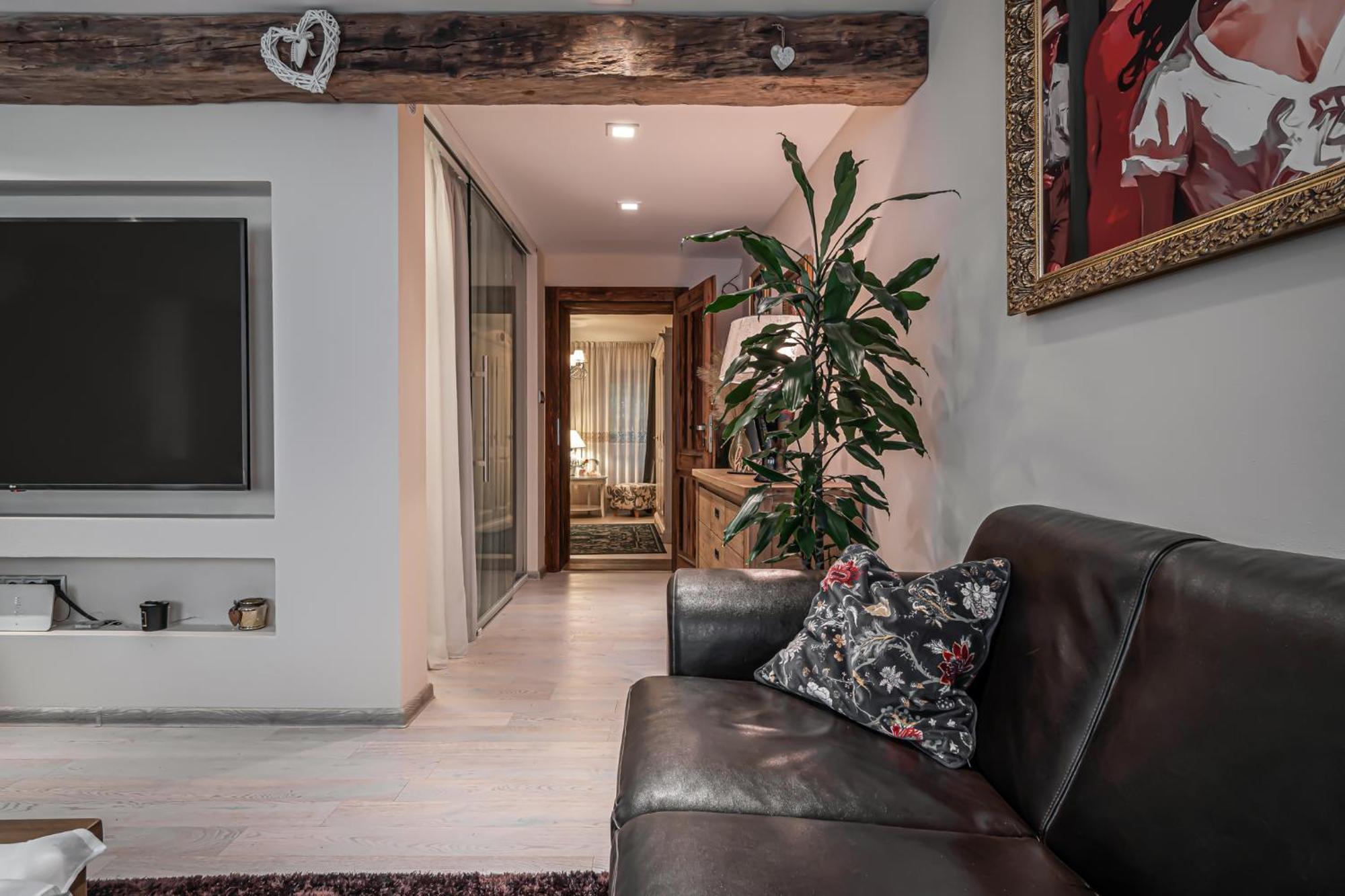 Luxurious And Royal Apartment In The Old Town 브라티슬라바 외부 사진