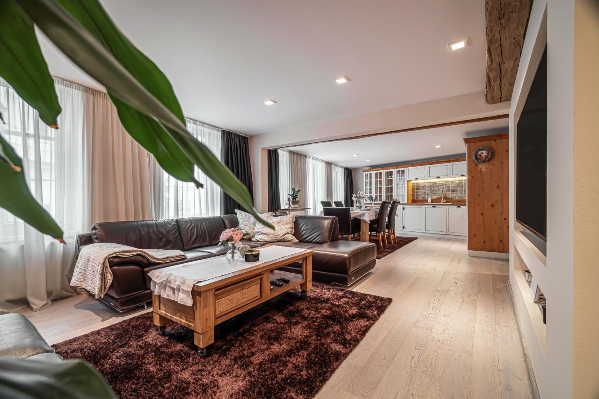 Luxurious And Royal Apartment In The Old Town 브라티슬라바 외부 사진