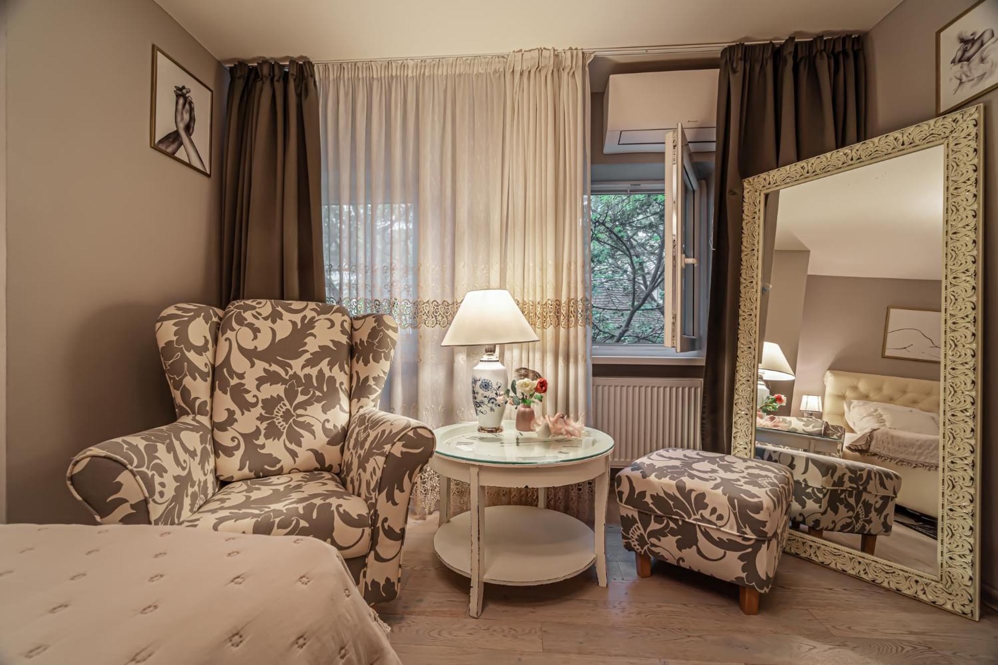 Luxurious And Royal Apartment In The Old Town 브라티슬라바 외부 사진